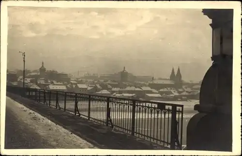 Foto Ak Roudnice nad Labem Raudnitz an der Elbe Reg. Aussig, Stadt im Winter von der Brücke gesehen