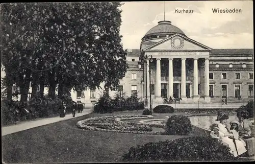 Ak Wiesbaden in Hessen, Kurhaus, Garten, Personen