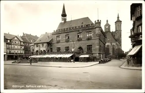 Ak Göttingen in Niedersachsen, Rathaus von Nordosten, Autos, Turmuhr