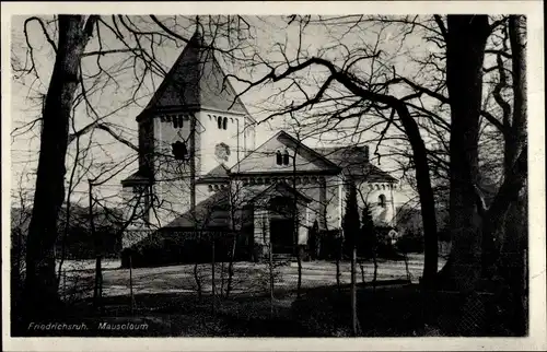 Ak Aumühle Friedrichsruh, Blick durch die Bäume aufs Bismarck Mausoleum