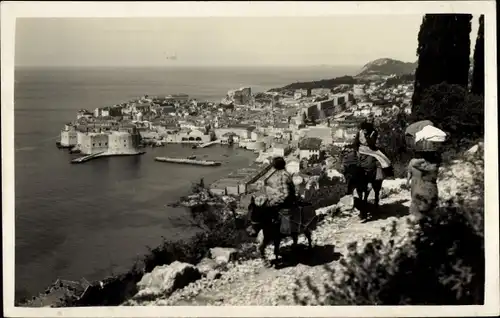 Ak Dubrovnik Kroatien, Panorama vom Ort, Eseauf dem Pfad