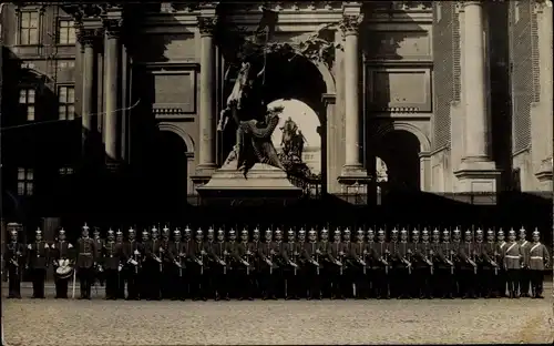 Foto Ak Berlin Mitte, Deutsche Soldaten im Kaiserreich vor einem Gebäude