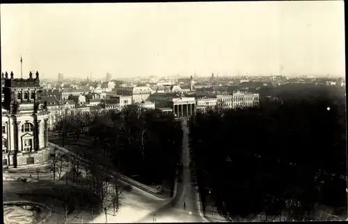 Foto Ak Berlin Tiergarten, Blick zum Brandenburger Tor, Reichstagsgebäude