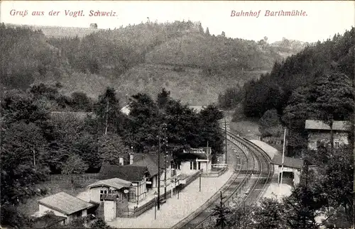 Ak Barthmühle Pöhl im Vogtland, Bahnhof mit Umgebung