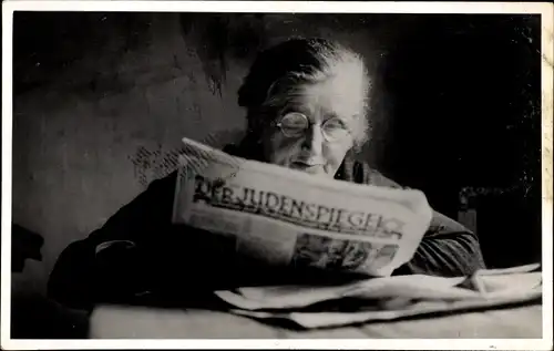 Judaika Foto Ak Der Judenspiegel, alte Frau mit Zeitung