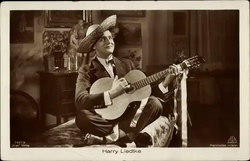 Ak Schauspieler Harry Liedtke, Portrait mit Gitarre, Sombrero Hut, Ross Verlag 3957/2
