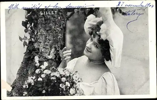 Ak Schauspielerin Alice Gillet, Portrait an einem Baum