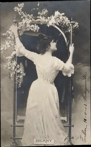Ak Varietekünstlerin Lucette de Berny, Portrait