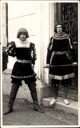 Foto Ak Zwei Schauspieler in Kostümen