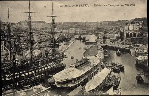 Ak Brest Finistère, Militärhafen, Einfahrt eines Transportmittels