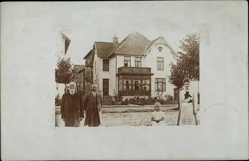 Foto Ak Itzehoe in Holstein, Familie vor einem Wohnhaus