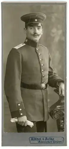 CdV Linden Hannover, Deutscher Soldat in Uniform, Standportrait
