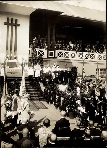 Studentika Foto Berlin, Geistliche vor einem Altar, Zuschauer, Studenten