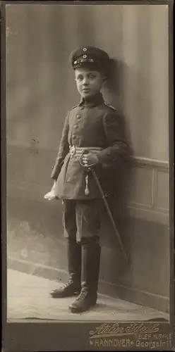 CdV Hannover in Niedersachsen, Junge in Uniform, Kindersoldat