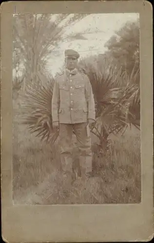 CdV Windhoek Windhuk Namibia Deutsch Südwestafrika, Soldat vor einer Palme