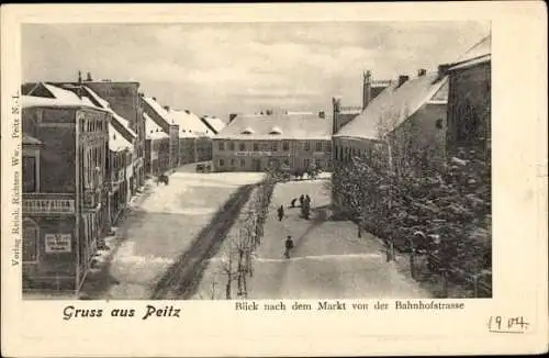 Ak Peitz in der Niederlausitz, Blick nach dem Markt von der Bahnhofstraße aus, Winteransicht