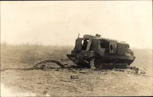 Foto Ak Zugammengeschossener britischer Panzer, I WK