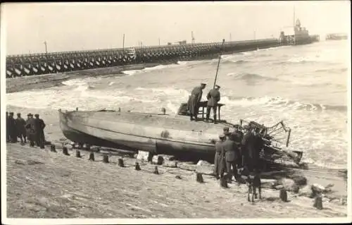 Foto Ak Oostende Ostende Westflandern, Abgeschossenes deutsches Kriegsschiff, Ostmole, I WK