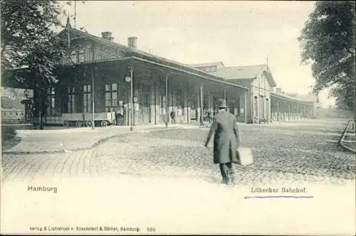 Ak Hamburg Mitte St. Georg, Lübecker Bahnhof von der Straße gesehen, Reisender mit Koffer