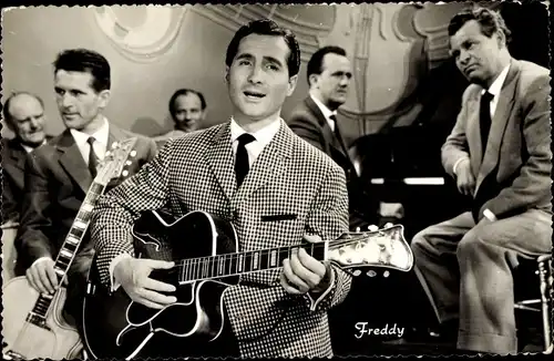 Ak Sänger Freddy Quinn, Portrait mit Band, Gitarre