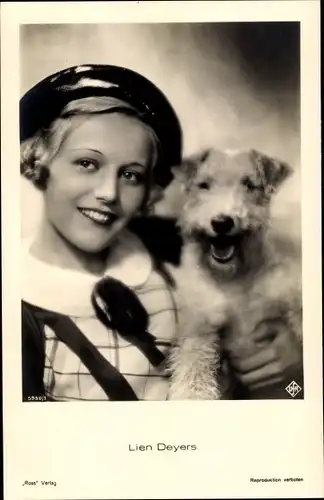 Ak Schauspielerin Lien Dyers, Portrait mit Hund