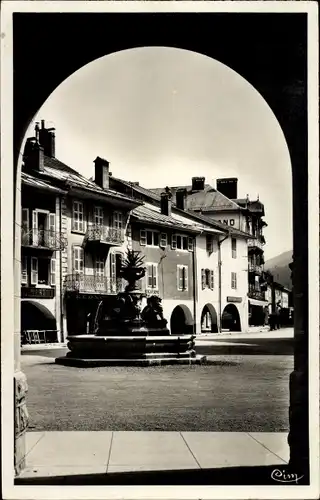 Ak Thônes Haute Savoie, Place Centrale, Brunnen