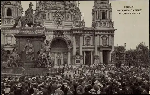Ak Berlin Mitte, Mittagskonzert im Lustgarten, Denkmal, Dom, Zuschauer