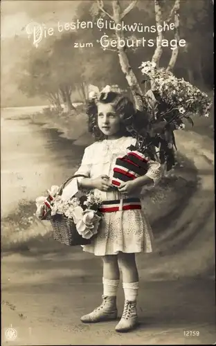 Ak Glückwunsch Geburtstag, Mädchen mit Blumen
