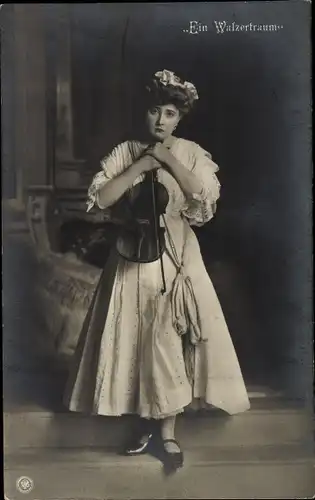 Ak Ein Walzertraum, Frau mit Violine
