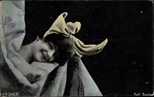 Ak Portrait einer Frau mit Schleife auf dem Kopf