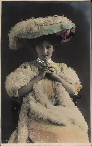 Ak Portrait einer Frau mit Hut, Kleid, Feder