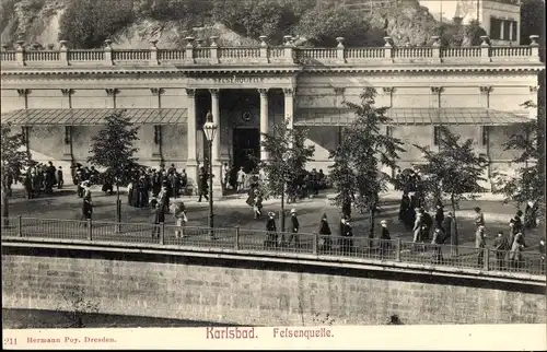 Ak Karlsbad Tschechien, Partie an der Felsenquelle