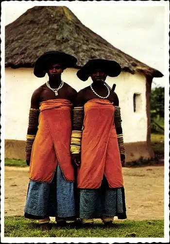 Ak Südafrika, Afrikanerinnen in Volkstracht, Haus mit Strohdach