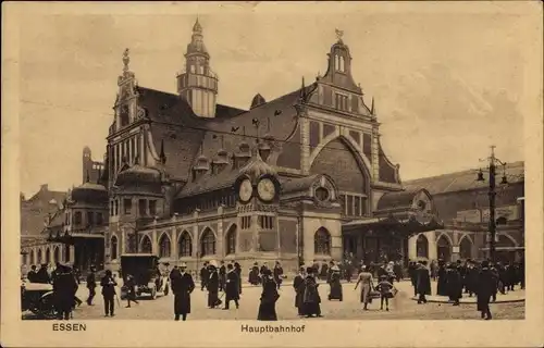 Ak Essen im Ruhrgebiet, Hauptbahnhof, Uhr, Passanten