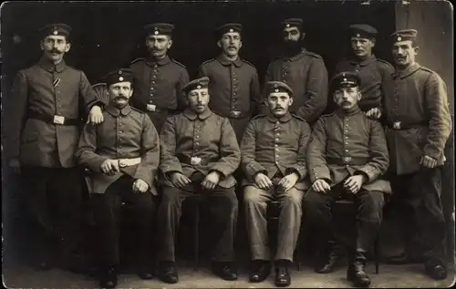 Foto Ak Deutsche Soldaten in Uniformen, Gruppenaufnahme