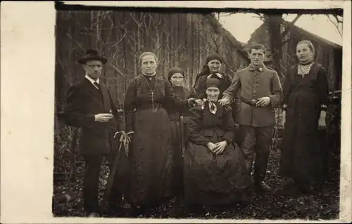 Foto Ak Soldat in Uniform und Frauen, Mann im Anzug
