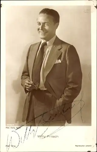 Ak Schauspieler Willy Fritsch, Standportrait, Zigarette, Ross Verlag, Autogramm