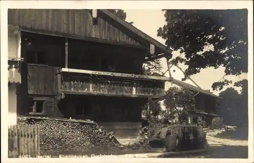 Foto Ebenhausen in Oberbayern, Dorfstraße, Haus, Balkon