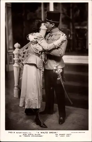 Ak Schauspielerin Gertie Millar, Schauspieler Robert Evett, Szene aus A Waltz Dream