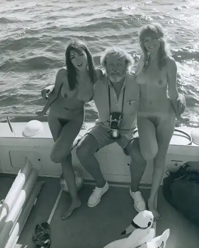 Foto Helmut Stege, Erotik, zwei nackten Frauen im Arm, auf einem Boot, Barbusig, FKK
