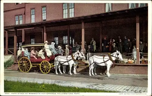 Ak Wyoming USA, Yellowstone-Nationalpark, Parkbühne in Mammoth Hot Springs