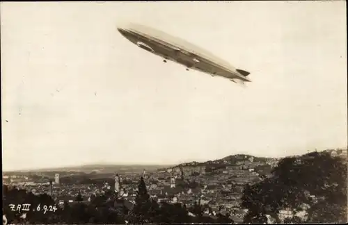 Foto Ak Mannheim in Baden, Zeppelin über der Stadt