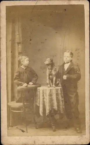 Foto Ak Zwei Jungen und ein Hund, Portrait, Tisch, Stuhl