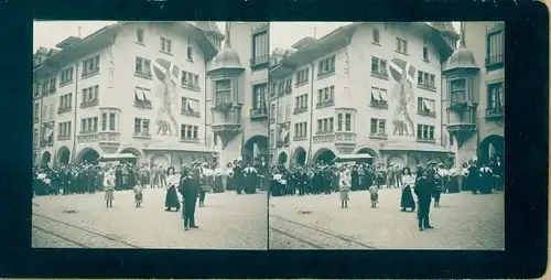 Stereo Foto Bern Stadt Schweiz, Zuschauer betrachten das Glockenspiel