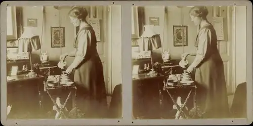 Stereo Foto Frau bereitet Tee zu, 1913