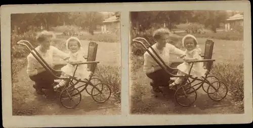 Stereo Foto Mutter mit Kleinkind im Kinderwagen