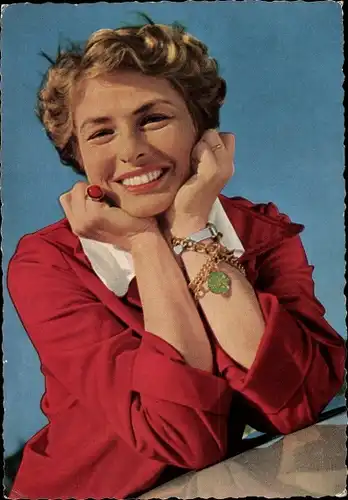 Ak Schauspielerin Ingrid Bergmann, rote Jacke, auf die Ellenbogen gestützt, Schmuck