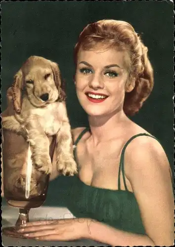 Ak Schauspielerin Heidi Brühl und Hundewelpe