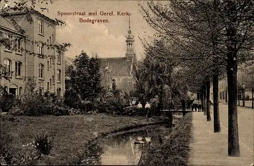 Ak Bodegraven Südholland, Spoorstraat met Geref. Kerk