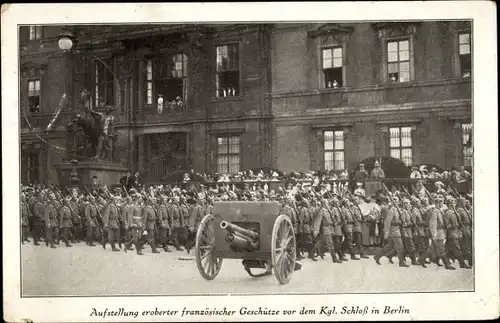 Ak Berlin Mitte, Aufstellung eroberter französischer Geschütze vor dem Königlichen Schloss